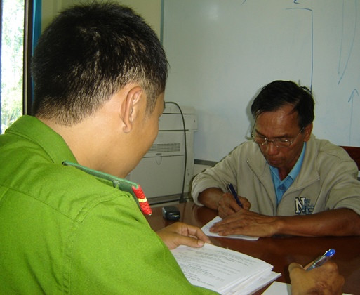 Đối tượng Hoàng Nam tường thuật vụ việc. Ảnh: Báo Bình Định