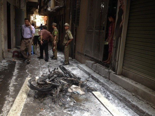 Nhiều người dân trong khu phố hốt hoảng khi sự việc xảy ra. 