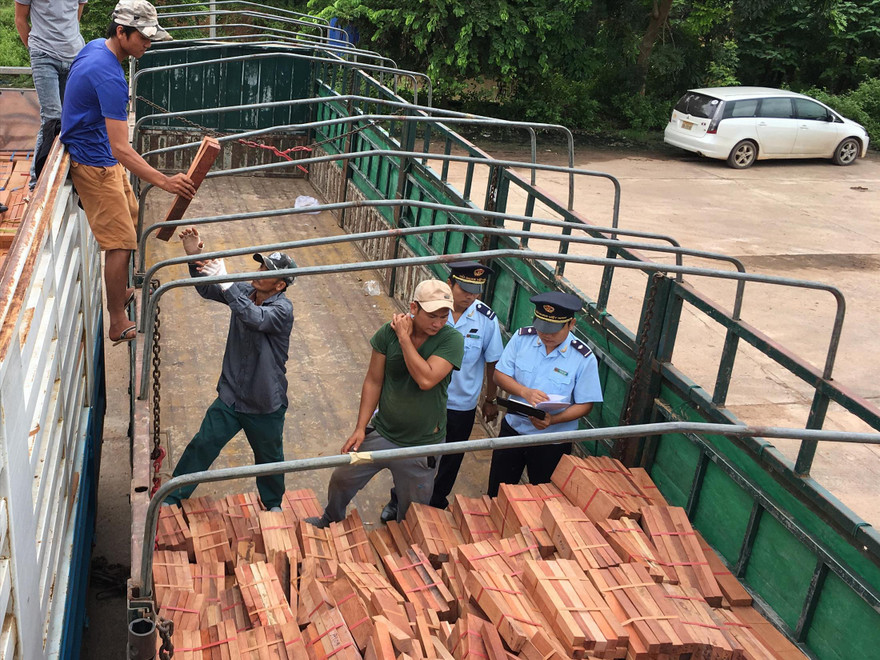 Nhiều quy định kiểm tra chuyên ngành tạo ra gánh nặng cho DN. Trong ảnh, cơ quan chức năng kiểm tra sản phẩm gỗ. Ảnh: Tuấn Nguyễn