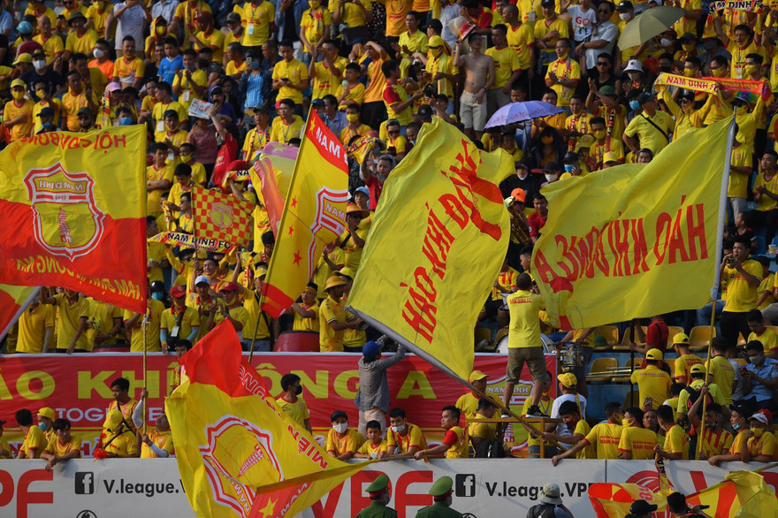 CĐV Nam Định cổ vũ cuồng nhiệt trên khán đài sân Thiên Trường trong ngày bóng đá chính thức trở lại với sân cỏ Việt Nam. Ảnh: HỮU TUẤN 
