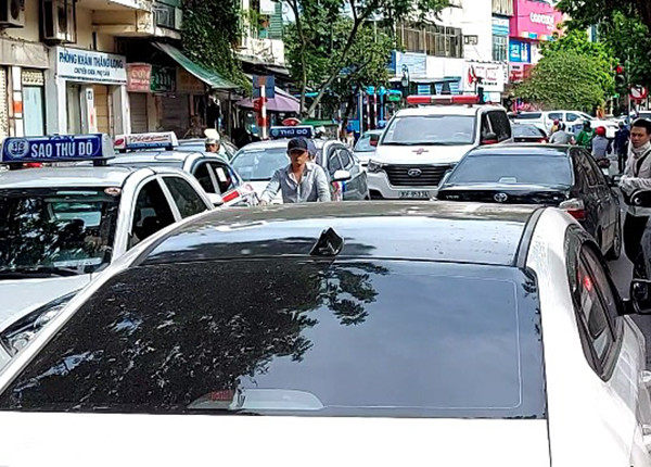 Xe cứu thương kẹt cứng giữa dòng người và taxi trước cổng cấp cứu Bệnh viện Việt Đức