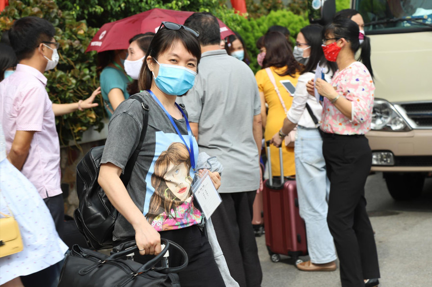 Giảng viên trường ĐH Hà Nội nhận nhiệm vụ làm công tác kiểm tra thi tại tỉnh Phú Thọ. Ảnh Bùi Toàn 