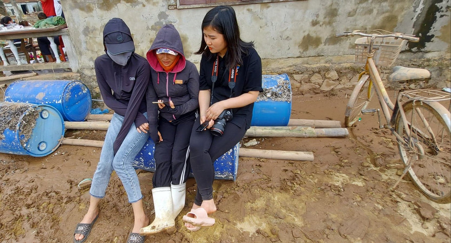 Chị Oanh (ngồi giữa) trò chuyện cùng PV Tiền Phong. Ảnh: M.Đ