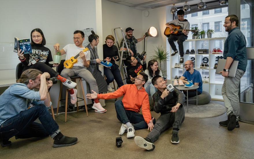 Khánh Trần (ngồi phía trước, bìa phải) cùng Sơn Chu và các thành viên công ty Rens.. Ảnh: NVCC