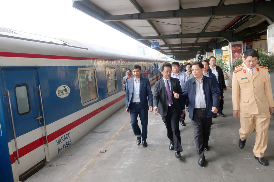 Bộ trưởng GTVT Nguyễn Văn Thể kiểm tra công tác phục vụ Tết tại ga Hà Nội. Ảnh: Phạm Thanh 