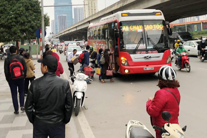 Xe khách Đất Cảng 29B-142.91 bắt khách trên đường Khuất Duy Tiến, đoạn trước  tòa nhà Thăng Long Number One 