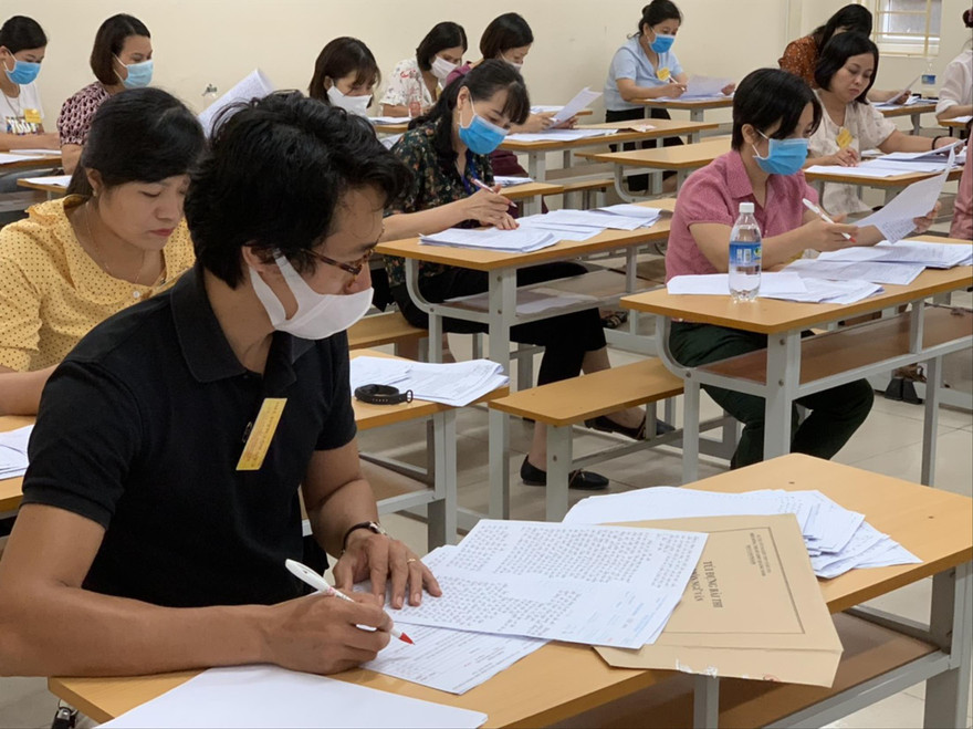 Chấm thi môn Văn tại hội đồng chấm thi Sở GD&ĐT Quảng Ninh hôm qua, 15/8