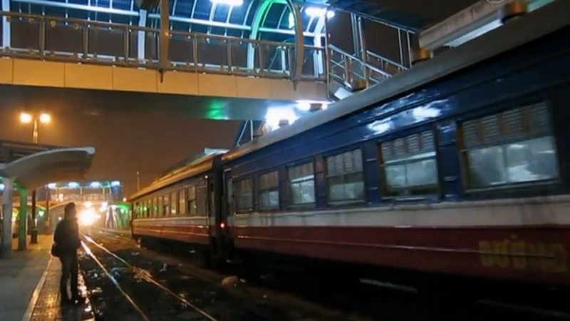 Nhiều đoàn tàu phải dừng vì vắng khách. Ảnh: Hồng Vĩnh