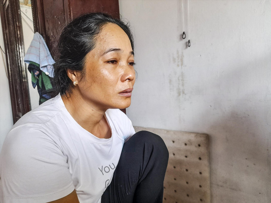 Chị Huỳnh Thị Phượng (40 tuổi, vợ anh Đô) khóc đỏ mắt khi nghe tin chồng mất tích. Ảnh: Trương Định