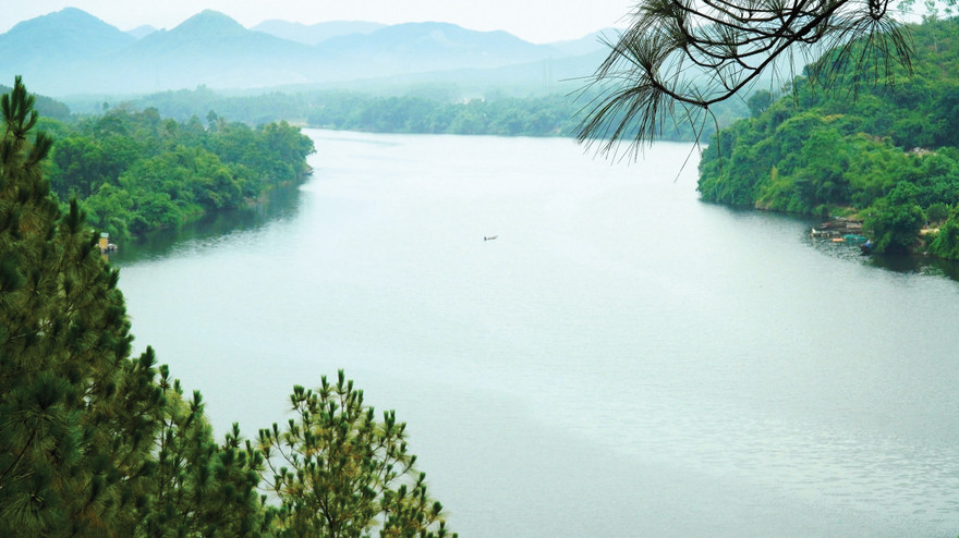 Thượng nguồn sông Hương nhìn từ đồi Vọng Cảnh