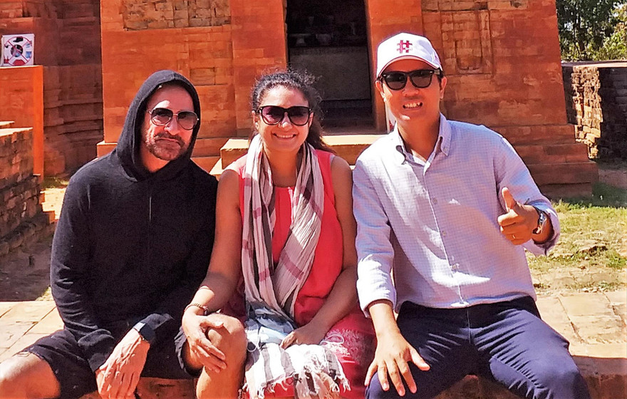 Anh Tuấn (phải) thực hiện chuyến hướng dẫn du lịch thứ 2 kể từ tháng 3/2020