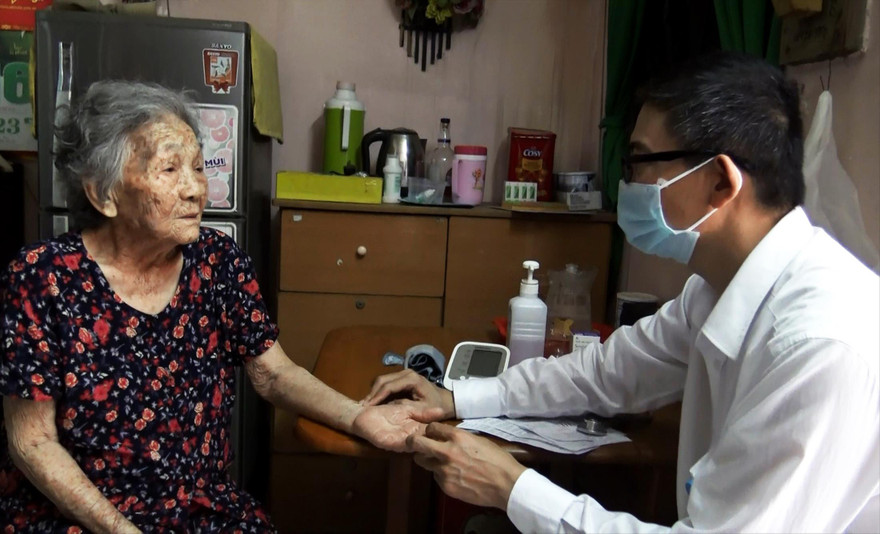 Bác sĩ khám bệnh cho cụ Thiếp tại nhà