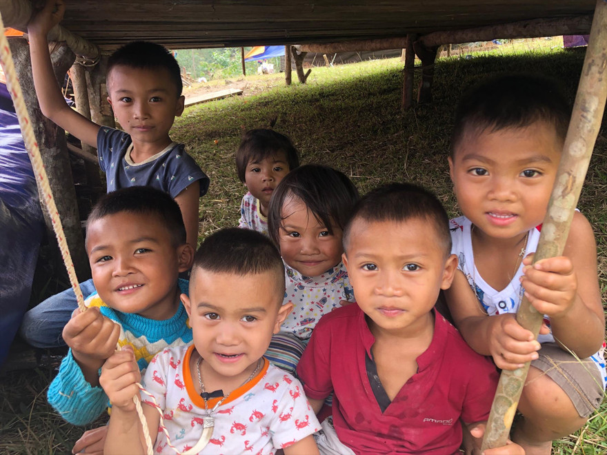 Những cháu nhỏ bản Sắt trốn nắng dưới một góc lán