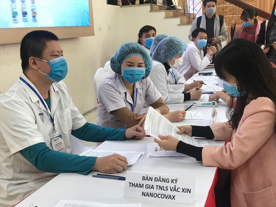 Thanh niên đăng ký thử nghiệm vắc-xin Nano Covax. Ảnh: Th.Hà 