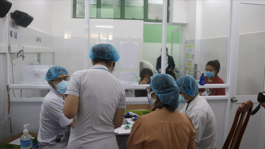 Quy trình nghiêm ngặt tại khu riêng dành cho người dân nghi ngờ mắc Covid-19 đến khám bệnh. Ảnh: Nguyễn Thành