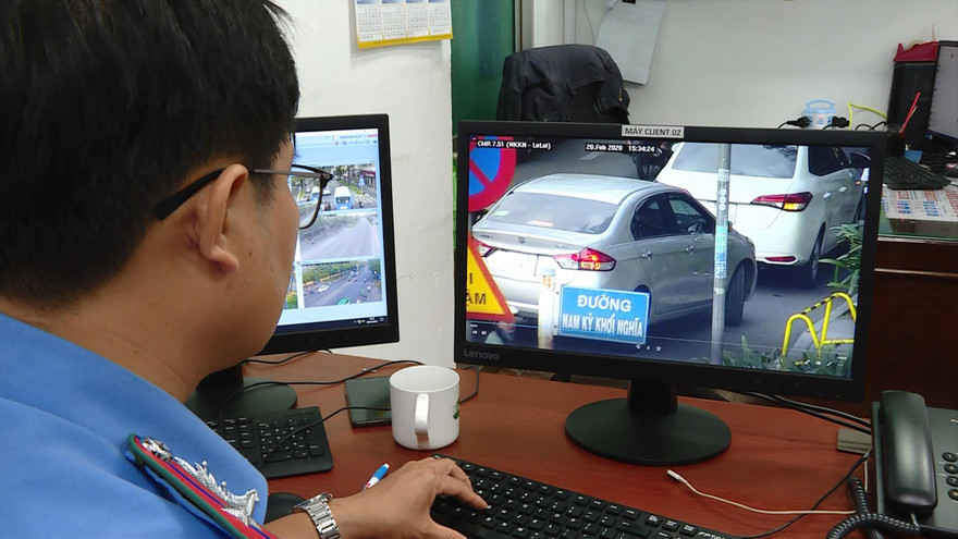 Lực lượng chức năng trích xuất camera để phạt nguội các phương tiện vi phạm 