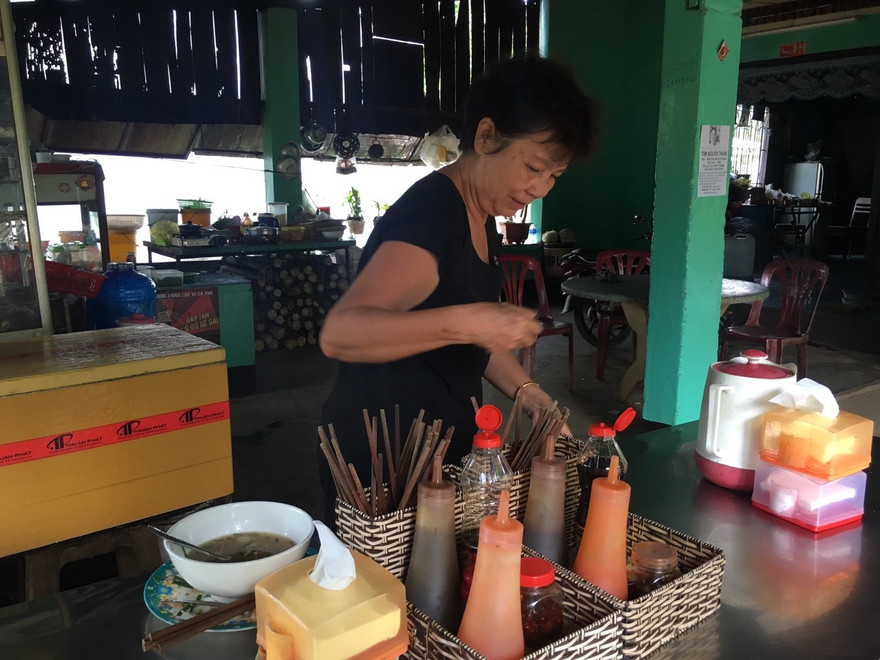 Bà Lâm Thị Cúc lo lắng về nơi ở mới có được buôn bán để ổn định cuộc sống như hiện tại hay không