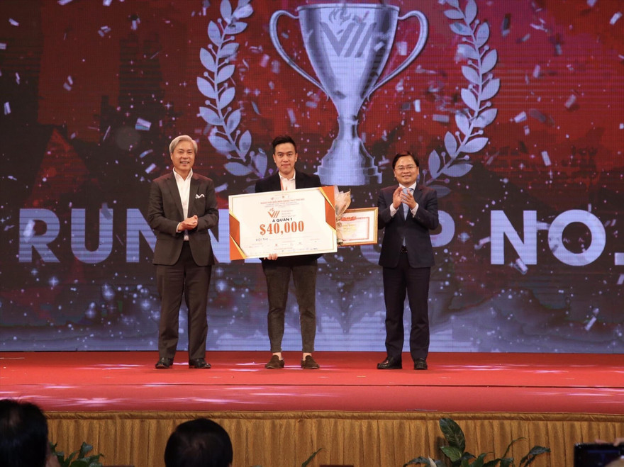  Anh Nguyễn Anh Tuấn, Bí thư thứ nhất T.Ư Đoàn, Chủ tịch T.Ư Hội LHTN Việt Nam (ngoài cùng, bên phải) trao giải cho đội á quân 1 Med247. ẢNH: LÂM ĐĂNG HẢI