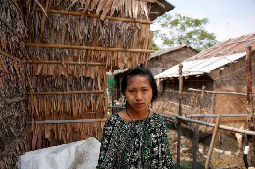 Zarchi Lwin đứng để phóng viên chụp ảnh gần nơi cô thuê trọ, trong một khu công nghiệp ở ngoại ô Yangon, Myanmar. Ảnh: REUTERS