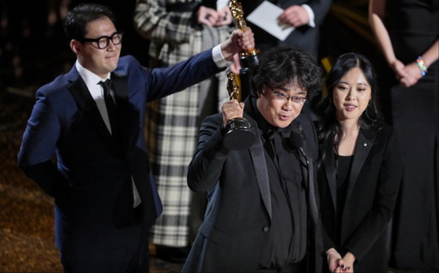 Đoàn làm phim “Ký sinh trùng” ăn mừng chiến thắng lịch sử 