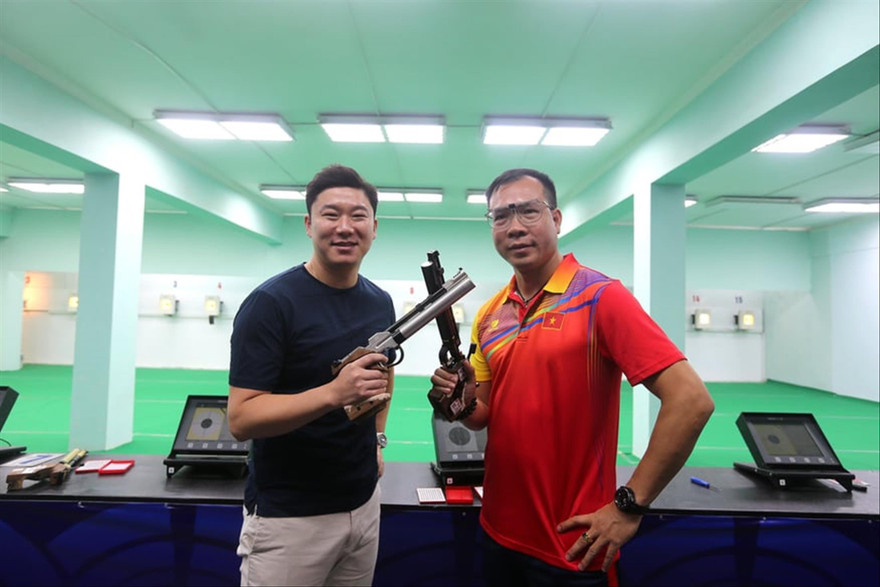 Hoàng Xuân Vinh và xạ thủ Hàn Quốc Jin Jong Oh, một tượng đài của bắn súng thế giới, trong chuyến thăm Việt Nam năm 2018. Xuân Vinh đánh bại Jin Jong Oh ở nội dung 10m súng ngắn hơi tại Olympic Rio 2016. Ảnh: Đ.H 