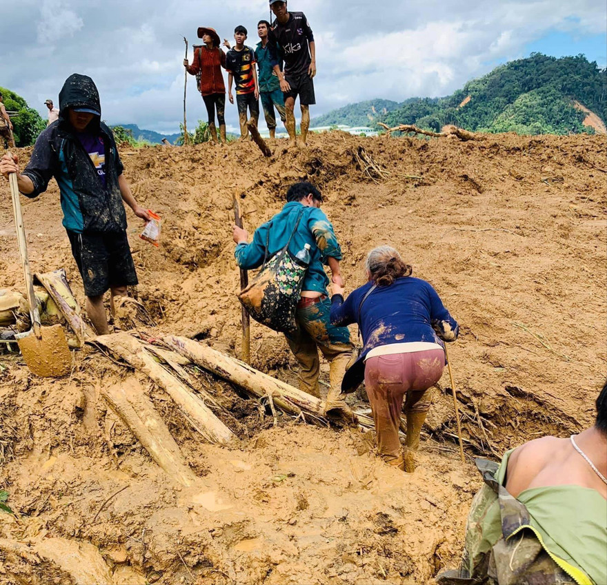 Hiện trường vụ sạt lở làm 11 người mất tích 