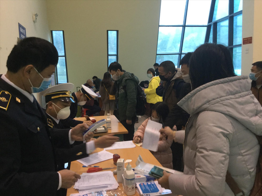 Các công dân Việt Nam trở về đều được đo thân nhiệt ngay tại biên giới. Ảnh: Duy Chiến 