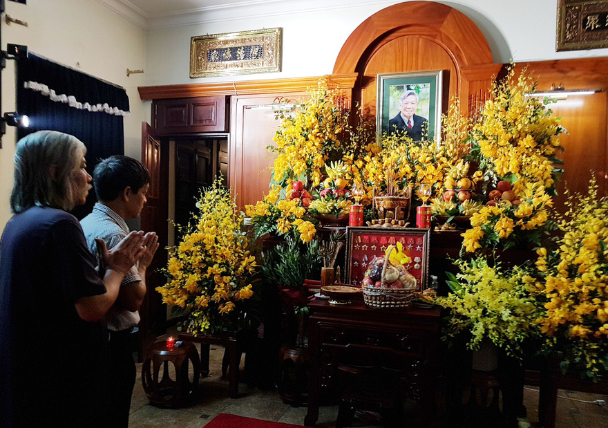 Lê Minh Diễn và tác giả trước bàn thờ nguyên Tổng Bí thư Lê Khả Phiêu