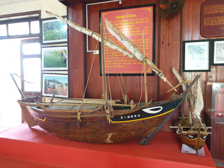 Mô hình một chiếc ghe câu những binh phu từng sử dụng trong những chuyến hải trình tìm kiếm sản vật, đo đạc và cắm mốc chủ quyền ở quần đảo Hoàng Sa hơn 200 năm trước. Ảnh: Hùng Cường