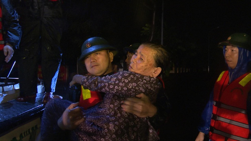 Bộ đội Biên phòng Quảng Trị đưa người dân di tản khỏi vùng ngập lụt trong đêm 17/10. Ảnh: PV 