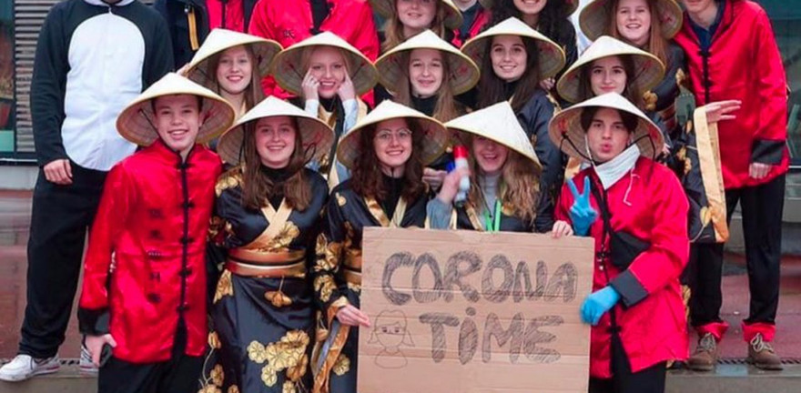 Trường học tại Bỉ đã phải viết thư xin lỗi vì hình ảnh kỳ thị người châu Á trong đại dịch COVID-19