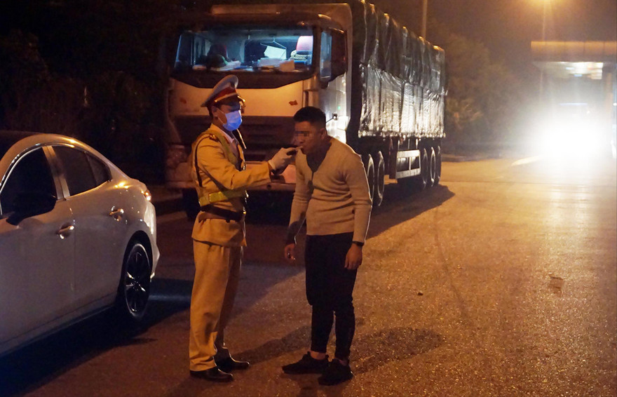 Lực lượng CSGT xử lý vi phạm trên cao tốc. Ảnh: Thanh Hà 