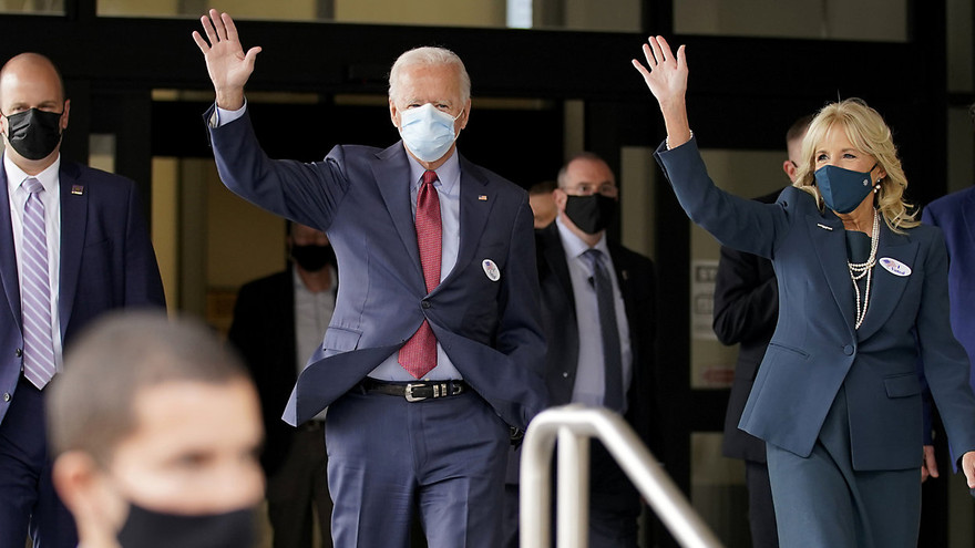 Ứng viên Joe Biden và phu nhân Jill Biden vẫy tay sau khi bỏ phiếu sớm ở bang Delaware. Ảnh: AP