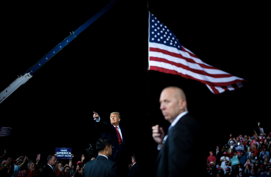 Trong cuộc vận động cử tri tối 19/9, ông Trump hứa sẽ tìm một phụ nữ thay thế bà Ginsburg. Ảnh: NYT 