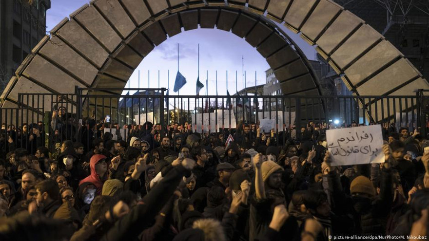 Biểu tình chống chính phủ ở Tehran. Ảnh: DPA