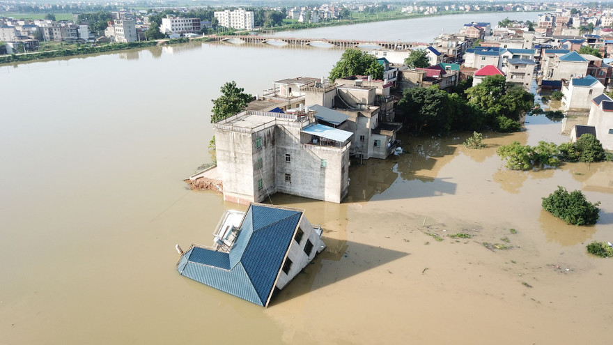 Thị trấn Do Đôn, Giang Tây ngập do vỡ đê hôm 13/7 