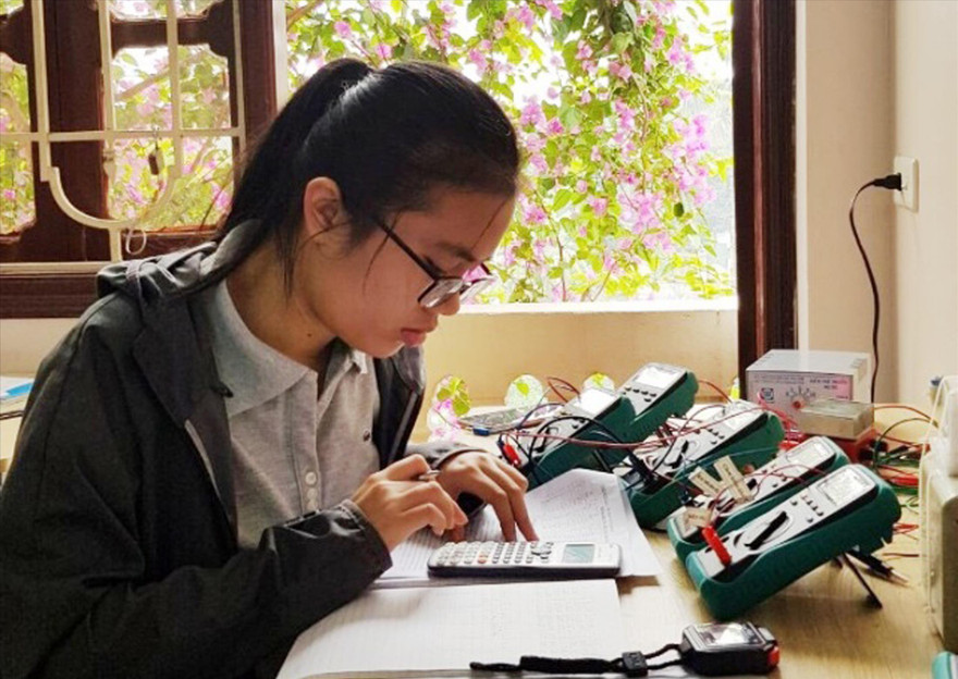 Nguyễn Khánh Linh thường tự học các môn tại nhà, đặc biệt là môn Vật lý. Ảnh: NVCC 