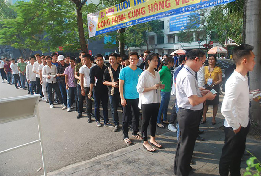 Lao động Việt Nam làm thủ tục dự thi tiếng Hàn để sang Hàn Quốc vào năm 2017. Ảnh: Phạm Thanh 