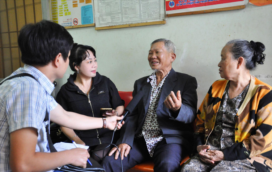 Những bệnh nhân thiếu thuốc kể khổ với nhóm phóng viên