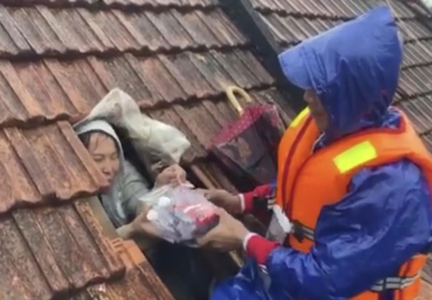 Nhiều người dân phải chui mái ngói để nhận quà 