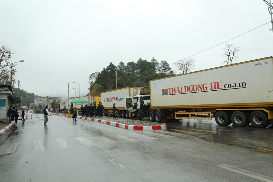 Xe hàng xuất khẩu qua cửa khẩu Hữu Nghị nhỏ giọt. Ảnh: Duy Chiến