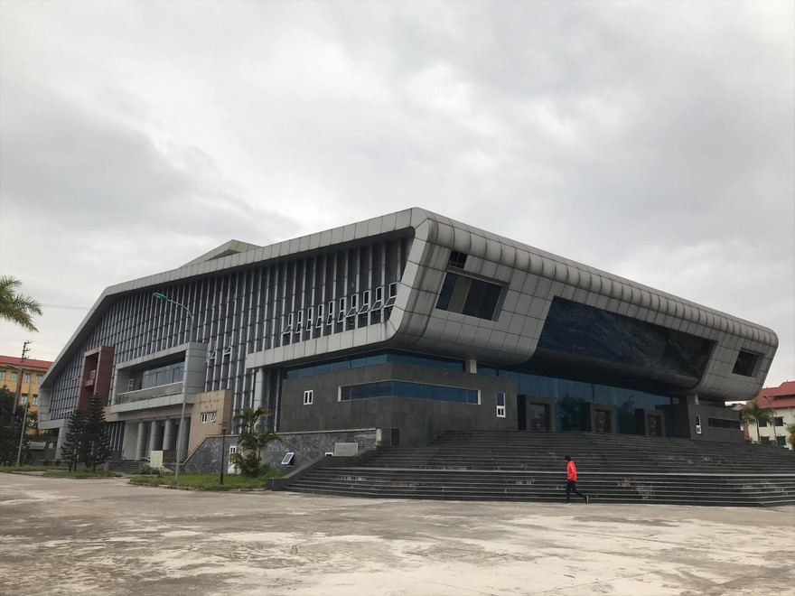 Nhà hát huyện Đan Phượng cửa đóng then cài “đắp chiếu” nhiều năm nay. Ảnh: Trường Phong