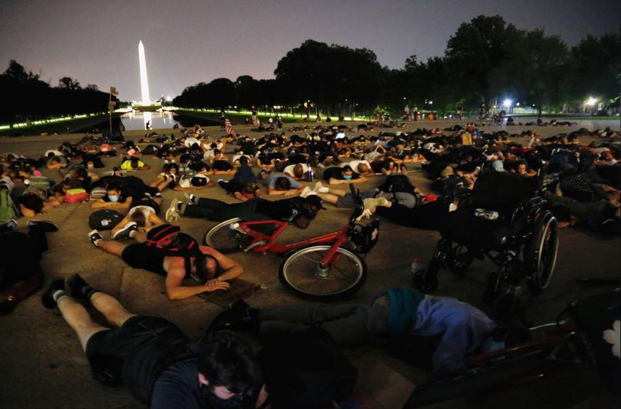 Những người biểu tình nằm phản đối sự bất bình đẳng chủng tộc sau cái chết của George Floyd tại Đài tưởng niệm Lincoln ở Washington. Ảnh: Reuters 