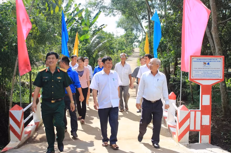 Một cây cầu dân sinh của Tỉnh Đoàn Đồng Nai vừa mới khánh thành, đem lại niềm vui cho người dân địa phương. Ảnh: PV