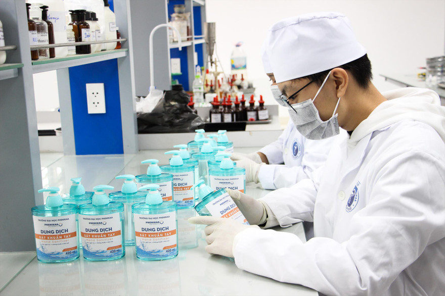 Cán bộ trường ĐH Phenikaa pha chế dung dịch rửa tay 