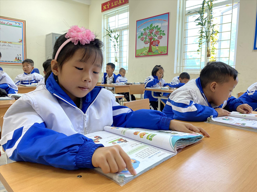 Với những bài đọc, từ ngữ chưa thật sự phù hợp với học sinh lớp 1, giáo viên sẽ giải thích cho các em 