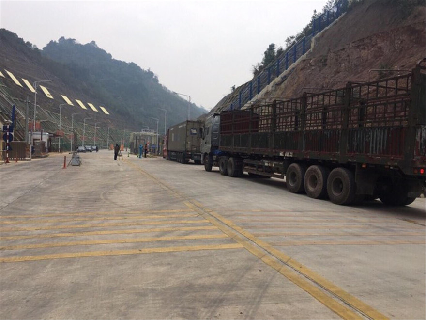 Những xe đầu tiên xuất bán sang Trung Quốc tại cửa khẩu Tân Thanh. Ảnh: Duy Chiến 