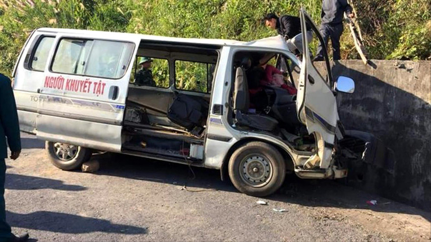 Ô tô 16 chỗ hết niên hạn sử dụng từ 1/1/2017 vẫn hoạt động, ngày 11/12/2019, xe chở đoàn nghệ thuật (người khuyết tật) đâm vào vách núi huyện Kỳ Sơn, Nghệ An làm 7 người thương vong. Ảnh: Cảnh Huệ 