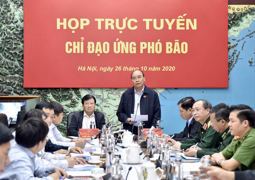 Thủ tướng Nguyễn Xuân Phúc yêu cầu các địa phương vùng ảnh hưởng dừng các cuộc họp không cần thiết, tập trung phòng chống bão. Ảnh: Ngọc Hà 