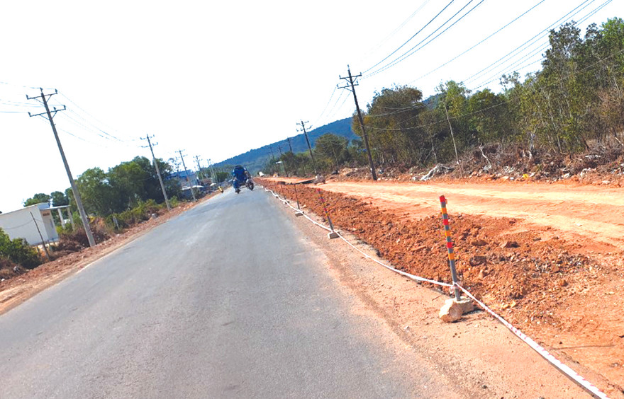 Công trình nâng cấp mở rộng đường Dương Đông - Cửa Cạn - Gành Dầu (Phú Quốc), do XN 296 - Tồng Cty 319 Bộ Quốc phòng thi công, đang được BQL dự án GT Kiên Giang chỉ đạo đẩy nhanh tiến độ